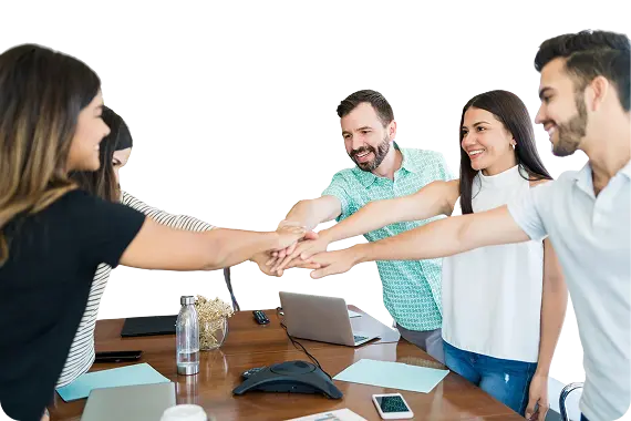 colegas-negocios-sonrientes-manos-apiladas-sobre-mesa-reunion-oficina 1