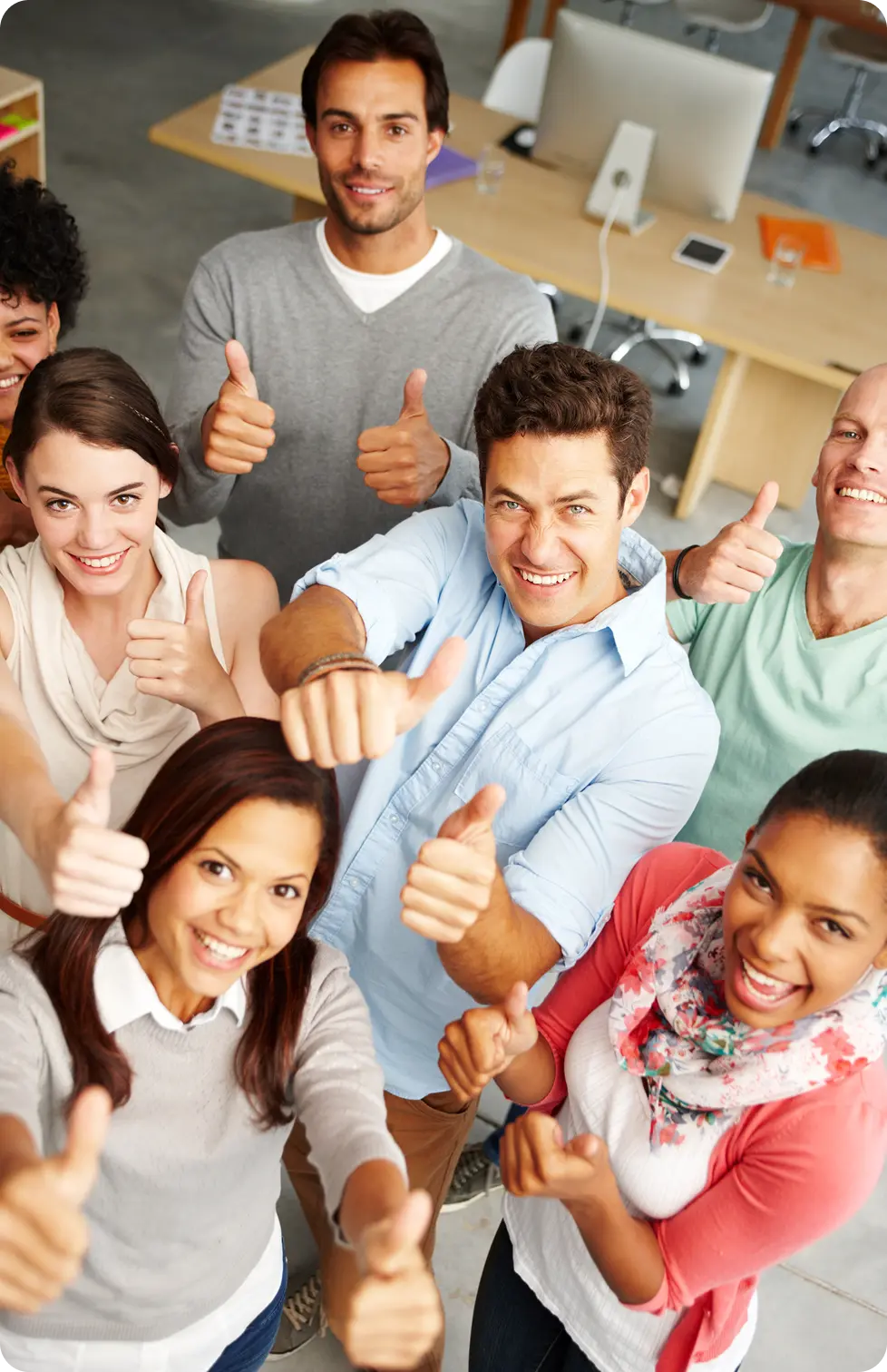 Grupo con pulgar arriba